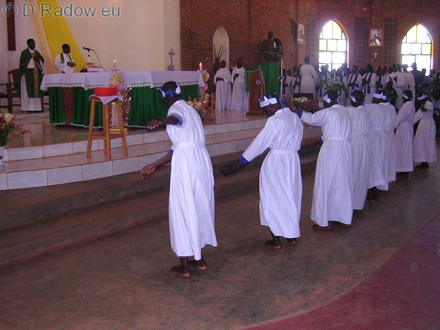 
RUANDA                                                                    2005<br />
Kigali: mass christening: inaugural dance                                                    Kigali: Massentaufe – Eröffnungstanz