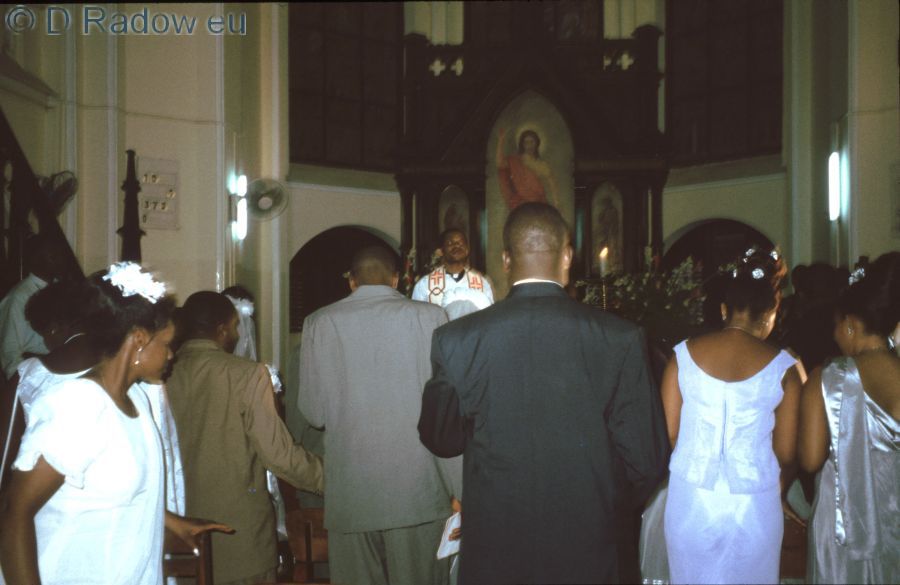  TANZANIA                                            2001                                                     TANSANIA<br />
    witnesses of the marriage ceremony behind the briadal pair at the altar ° ° °  Trauzeugen hinter dem Brautpaar am Altar