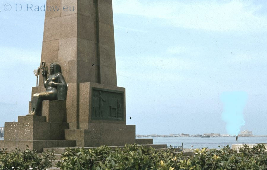 Alexandria 1984 - Corniche: Denkmal für Isis, Göttin der Fruchtbarkeit, aber auch der Toten