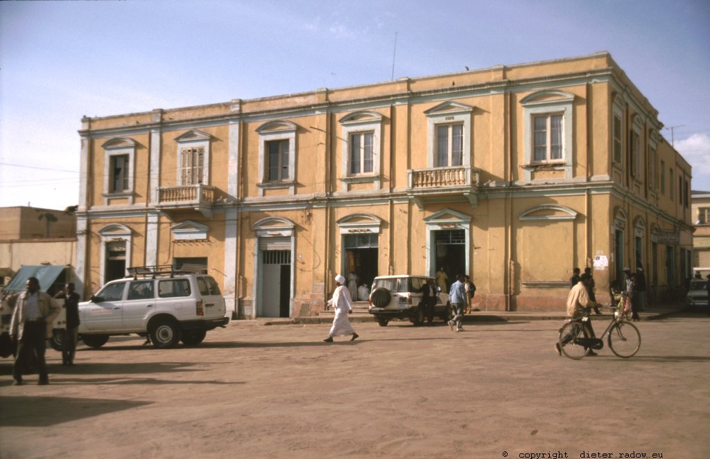 Eritrea 1997 – Asmara: Rathaus aus früher Kolonialzeit<br />Eritrea 1997 – Asmara: town hall of early Italian colonial time
