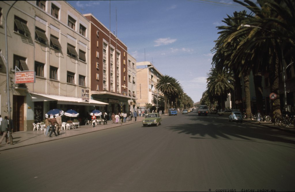 Eritrea 1997 – Asmara: Italienische Kolonial-Architektur (Mussolini Stil) aus der erste Hälfte des 20. Jahrhundert<br />Eritrea 1997 – Asmara: Italien colonial architecture of the 1930th (Mussolini-stile)