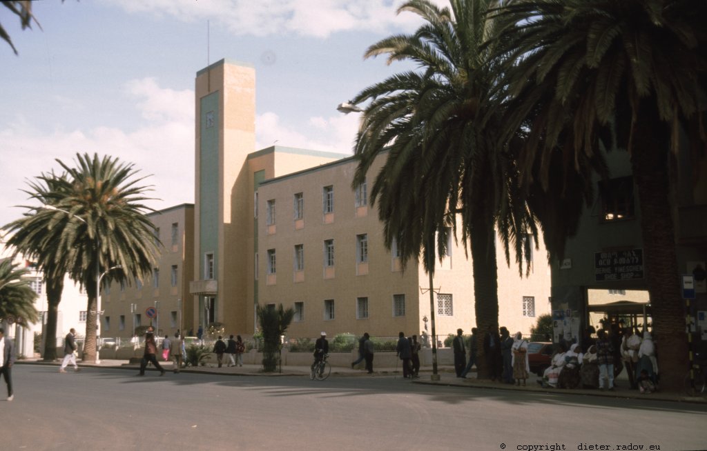 Eritrea 1997 – Asmara: Italienische Kolonial-Architektur aus der erste Hälfte des 20. Jahrhundert<br />Eritrea 1997 – Asmara: Italien colonial architecture of the 1930th