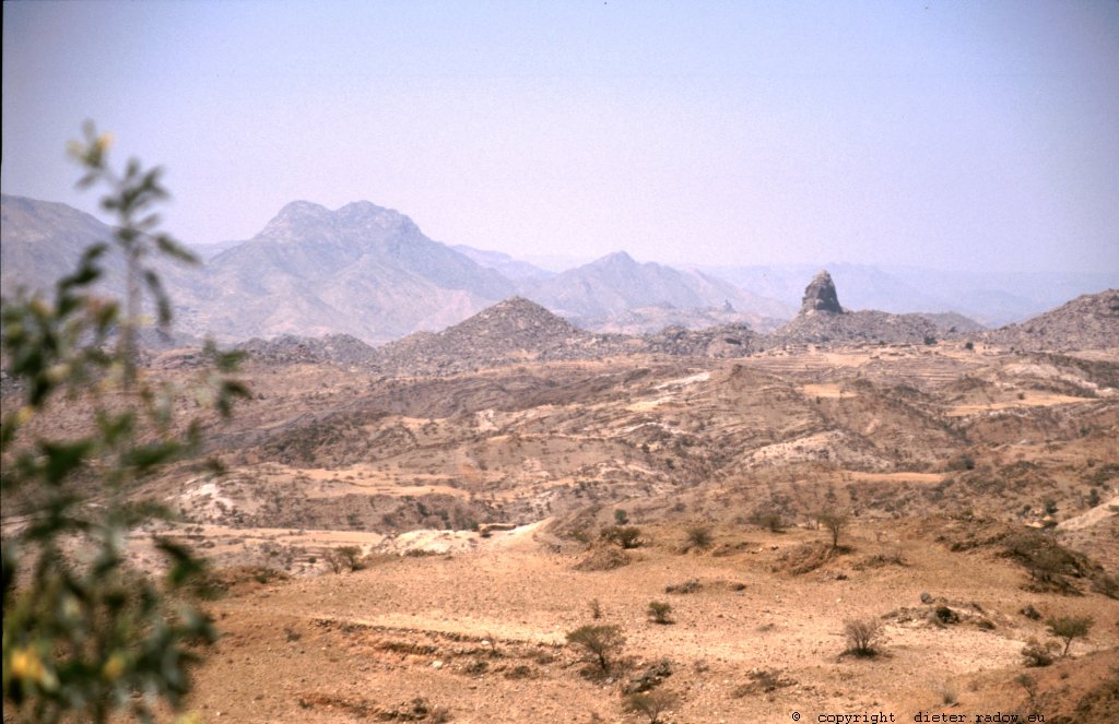 Eritrea 1997 – Weidewirtschaftlich genutztes Gelände im nördlichen Bergland<br />Eritrea 1997 – goat-plateaus in the northern highlands