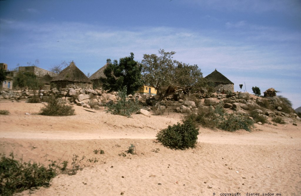 Eritrea 1997 – ° ° ° ° Bauerndorf im südlichen Bergland -° ° ° ° agriculture and a farmer-village in the southern highlands.