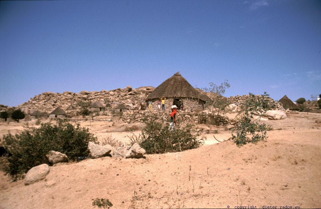 Eritrea 1997 – Bauerngehöft im südlichen Bergland -° ° ° ° agriculture and a farmer-hut in the southern highlands.