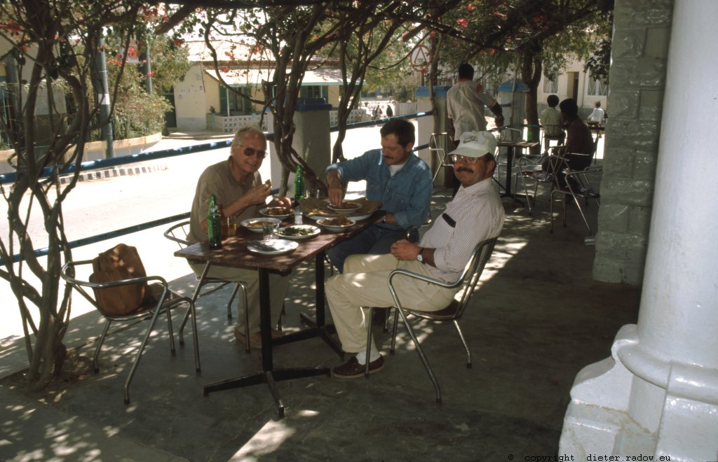 Eritrea 1997 ° ° ° meal in a small country town ° ° ° Essen in einem nördlichen Landstädtchen
