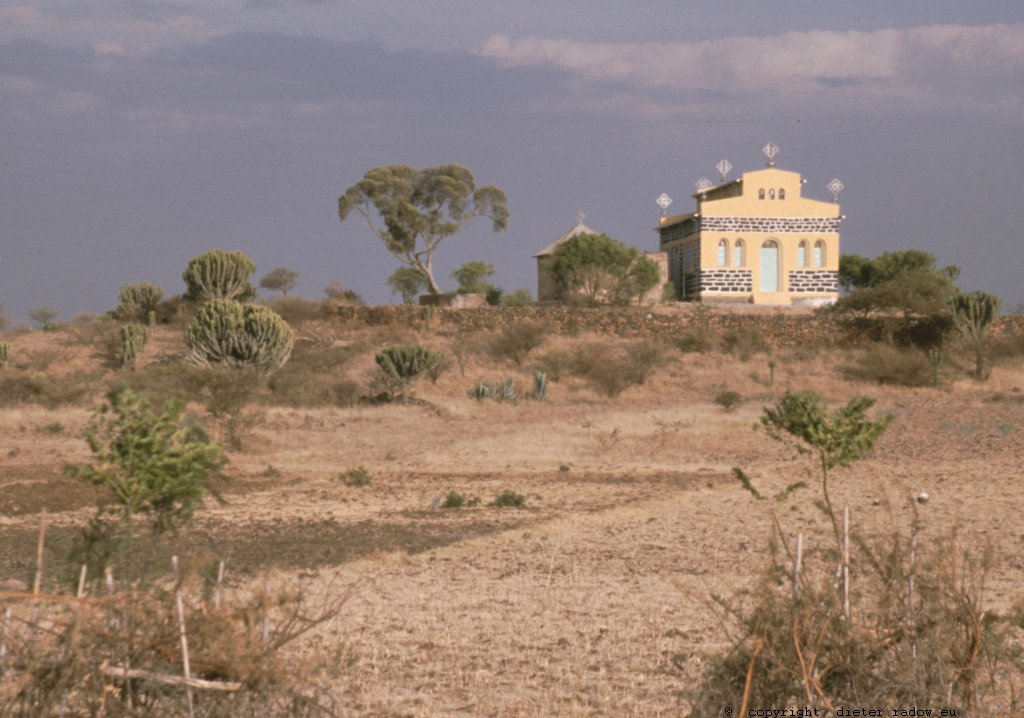 Eritrea 1997 ° ° ° Kirche, idyllisch allein in freier Landschaft stehend  ° ° °idyllic church, standing lonely in free landscape