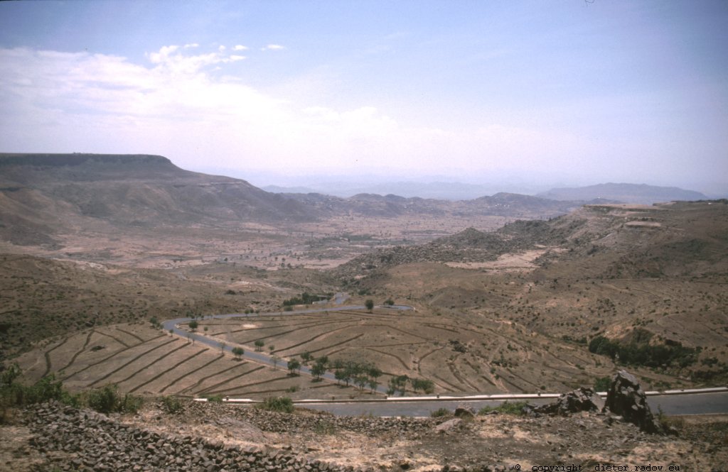 Eritrea 1997 – Weitgeöffnete, landwirtschaftlich genutzte Hochebenen im nördlichen Bergland<br />Eritrea 1997 – open, agricultured plateaus in the northern highlands