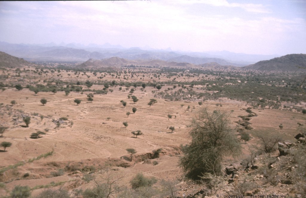 Eritrea 1997 – Weitgeöffnete, landwirtschaftlich genutzte Hochebene im nördlichen Bergland<br />Eritrea 1997 – open agricultured plateau in the northern highlands