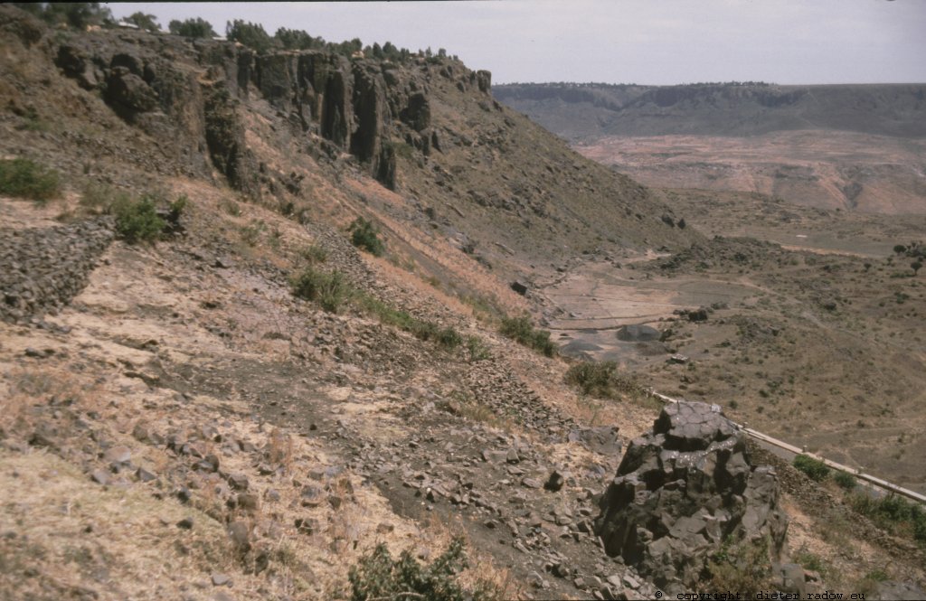 Eritrea 1997 ° ° ° basalt in the southern highlands ° ° °<br />° ° Basalt-Türme im südflichen Bergland Eritreas ° °