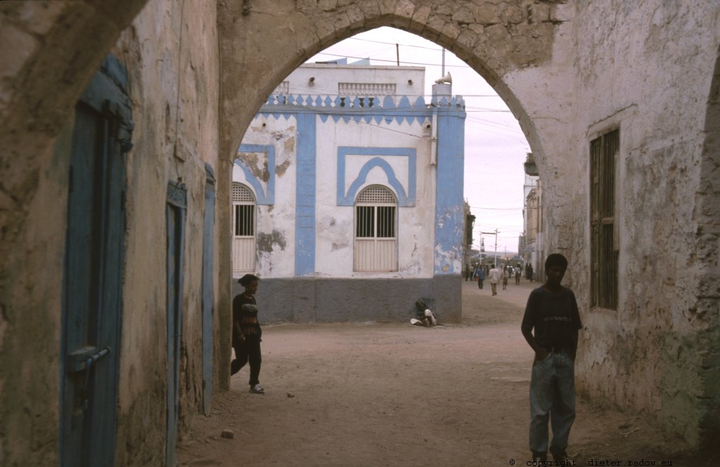 Eritrea 1997 – A palace-ruin in harbour-city of Masawa, destroyed in the independance-war of Eritrean liberation fighters against Ethiopia in 1990 ° ° ° Palastruine in der Hafenstadt Masawa; zerstört im Unabhängigkeitskrieg der Eritreischen Befreiungsfronten gegen Äthiopien von 1990
