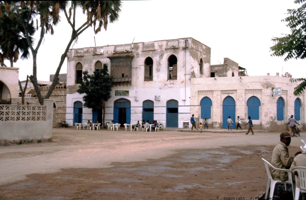 Eritrea 1997 ° ° ° ° ° a silent square in the harbour-city of Masawa, destroyed in the independance-war of Eritrean liberation fighters in 1990 ° ° ° ° ° Ruhiges Plätzchen in der Hafenstadt Masawa; die im Unabhängigkeitskrieg gegen Äthiopien von 1990 so stark zerstört worden war
