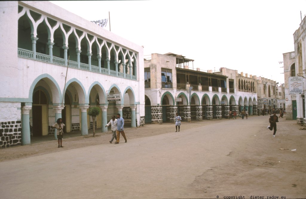 Eritrea 1997 ° ° ° ° ° shopping street in the harbour-city of Masawa, reconstructed after the independance-war of Eritrean liberation fighters in 1990 ° ° ° ° ° Geschäftsstraße in Masawa; wiederaufgebaut nach dem Unabhängigkeitskrieg gegen Äthiopien von 1990