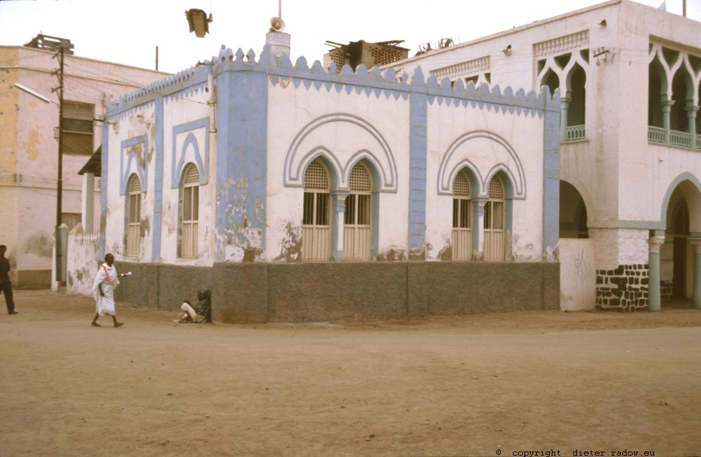 Eritrea Masawa 1997 ° ° ° a small palace of Arabian style in the harbour-city of Masawa ° °  ° Kleiner  Palast im arabischen Stil in der Hafenstadt Masawa;