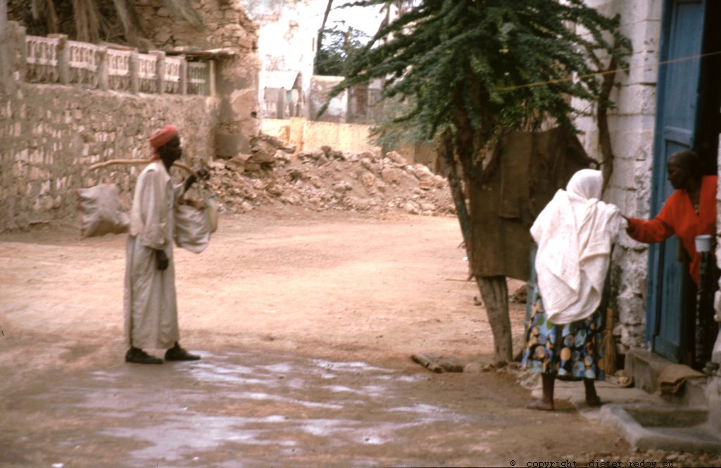 Eritrea 1997 ° ° ° destruction in the harbour-city of Masawa, destroyed in the independance-war of Eritrean liberation fighters against Ethiopia in 1990 ° ° ° Zerstörungen in der Hafenstadt Masawa aus dem Unabhängigkeitskrieg der Eritreischen Befreiungsfronten gegen Äthiopien von 1990