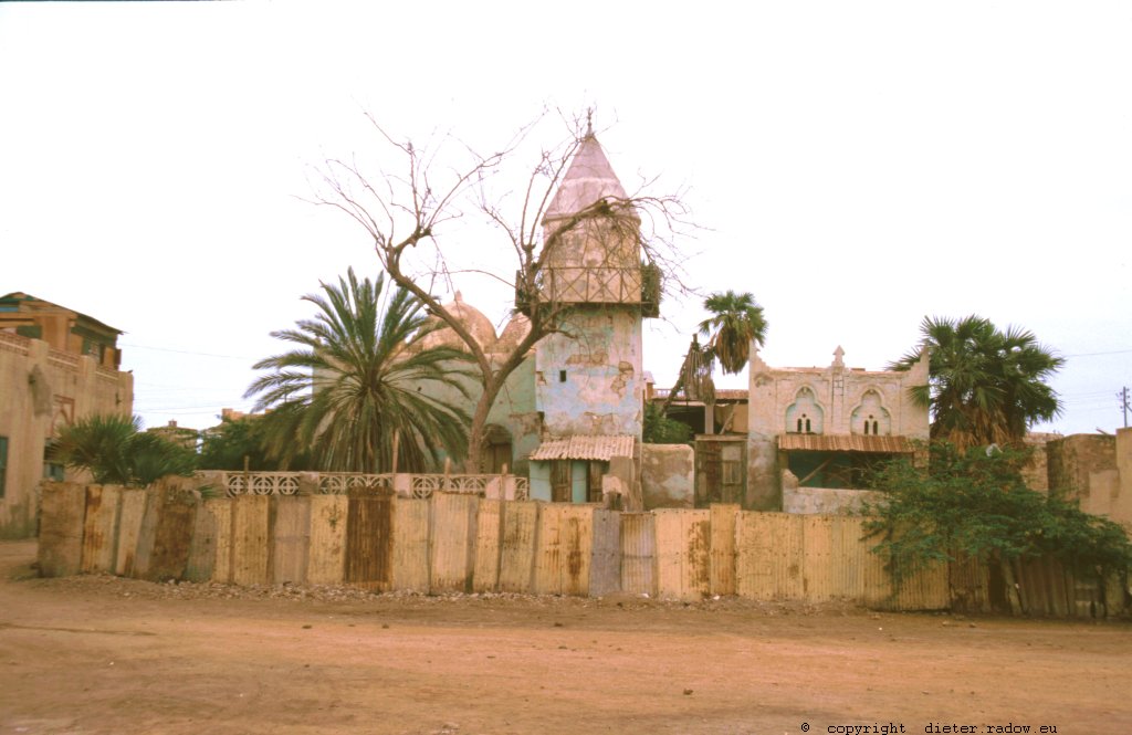Eritrea 1997 – A mosque-ruin in harbour-city of Masawa, destroyed in the independance-war of Eritrean liberation fighters against Ethiopia in 1990 ° ° ° Moschee-Rine in der Hafenstadt Masawa; zerstört im Unabhängigkeitskrieg der Eritreischen Befreiungsfronten gegen Äthiopien von 1990