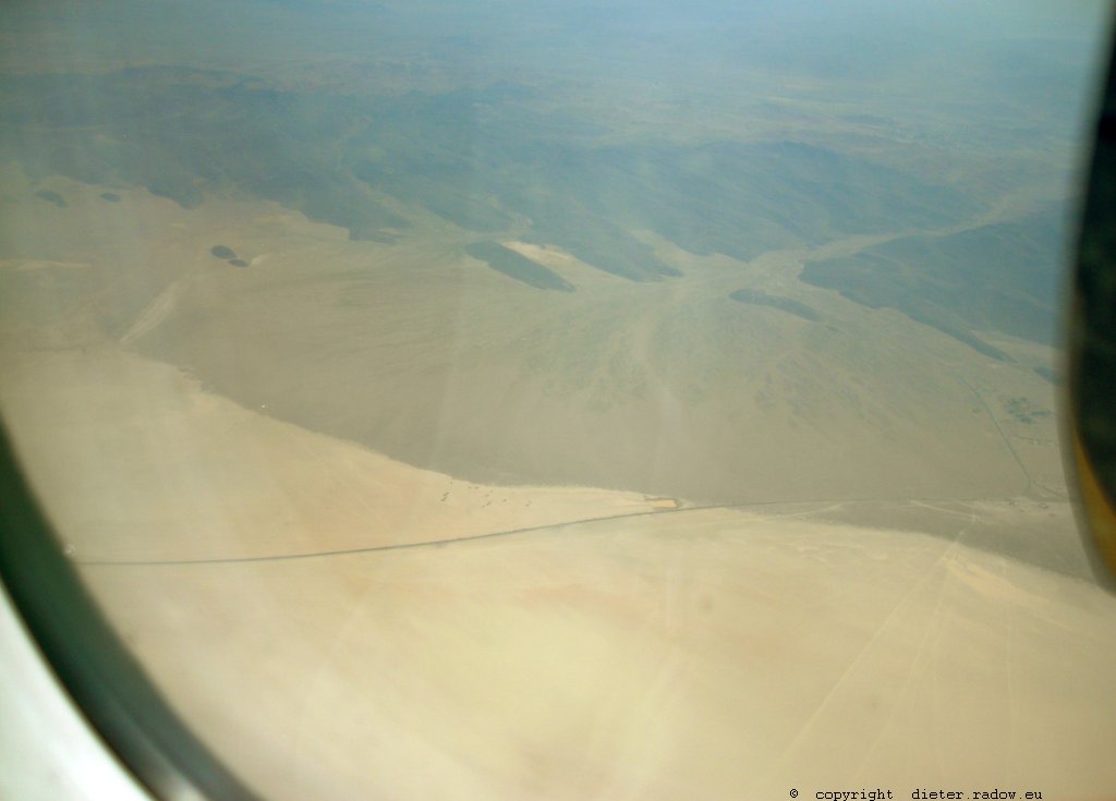 4 Anflug auf die Hauptstadt Dschibuti von Adis Abeba über Wüsten und Lava-Formationen