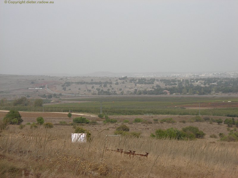 Golan links Demarkationsline, rechts syrisch Kuneitra
