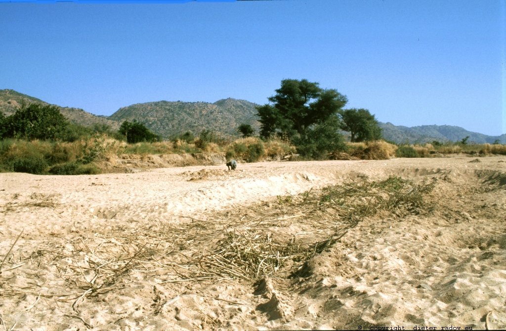 Kamerun Rumsiki Graben nach Wasser im Wadi-Grund