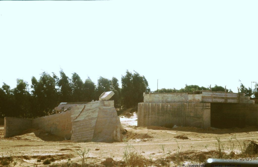 Libya: the power of water in Wadi destroyed modern bridge Libyen Wucht eines Wüstenregens zerstörte moderne Brücke