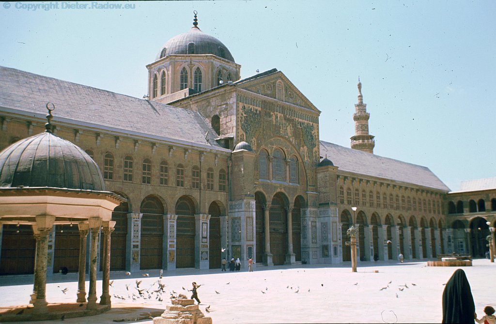 Syria Damaskus 1984  -  Majad Mosque  (quad-side)