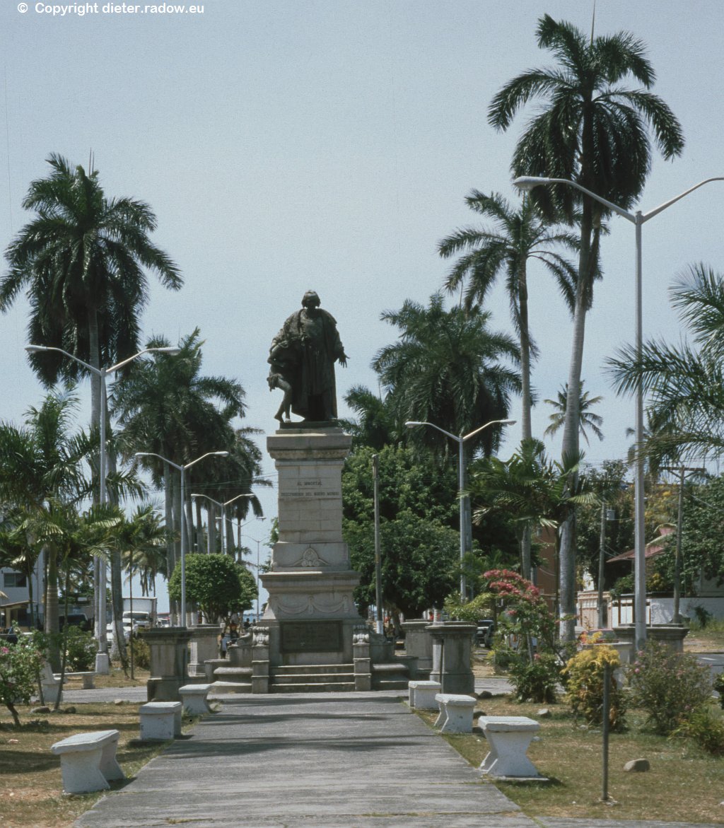 Panama-2003: Die Stadt Colon- Zentralavenue mit Denkmal