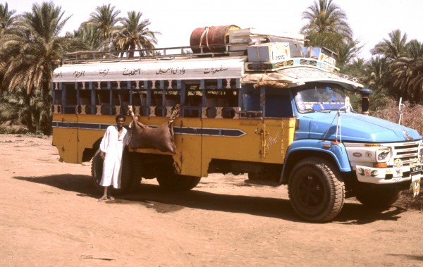 Merowe Der Bus zur Fahrt durch die Wüste Trinkwassersack